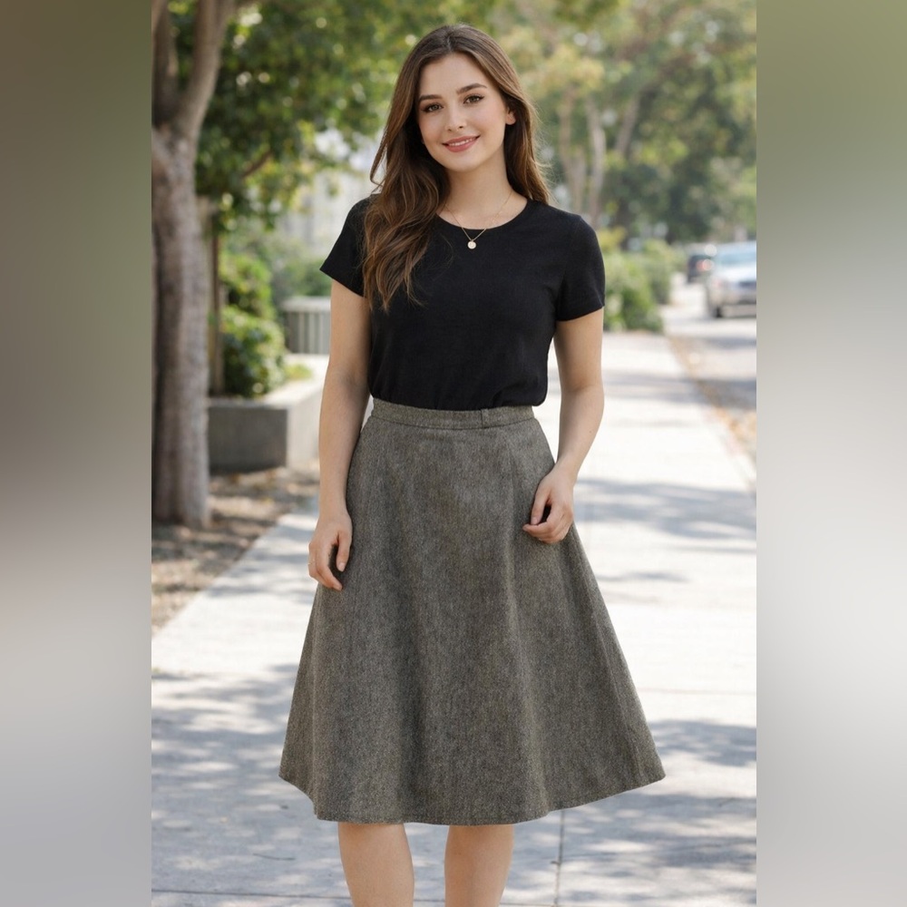 Women’s size 14 medium gray, lined skirt. Vintage. Very good condition.